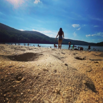 Niños jugando en la playa de Squantz Pond (Instagram@ashley16guzman)